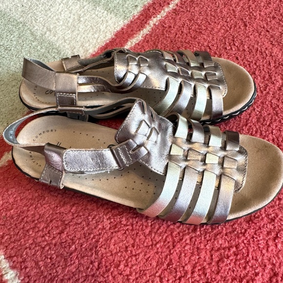 GUC: Clarks metallic sandals, size 8!! Used, but in great shape!! - Picture 4 of 4